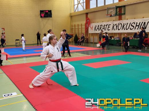 Karatecy prezentowali swoje umiejętności na hali sportowej w Chrząstowicach