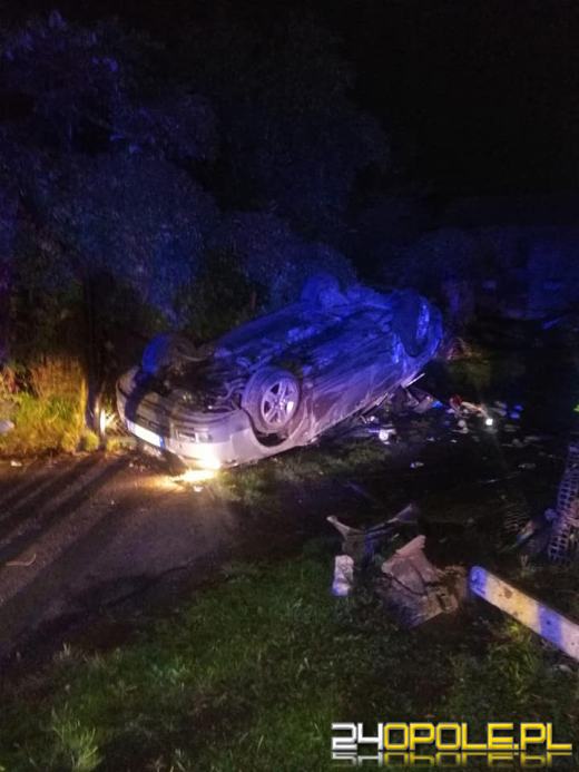 Auto wypadło z drogi i dachowało na terenie posesji