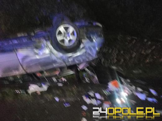 Auto wypadło z drogi i dachowało na terenie posesji