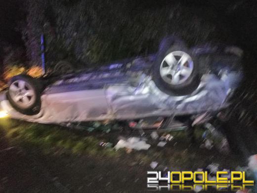 Auto wypadło z drogi i dachowało na terenie posesji