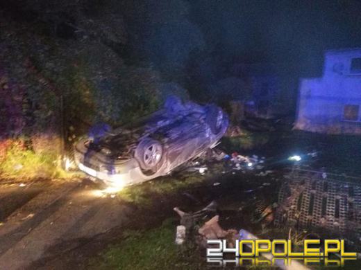 Auto wypadło z drogi i dachowało na terenie posesji