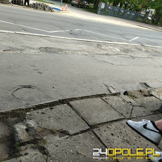 Tragiczny stan chodnika przy przystanku na ulicy Katowickiej