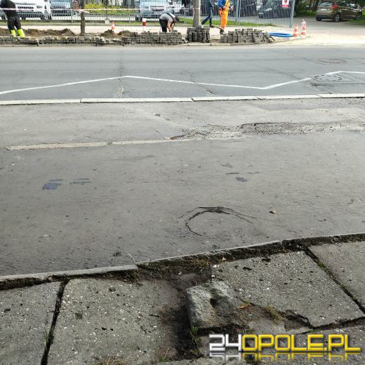Tragiczny stan chodnika przy przystanku na ulicy Katowickiej