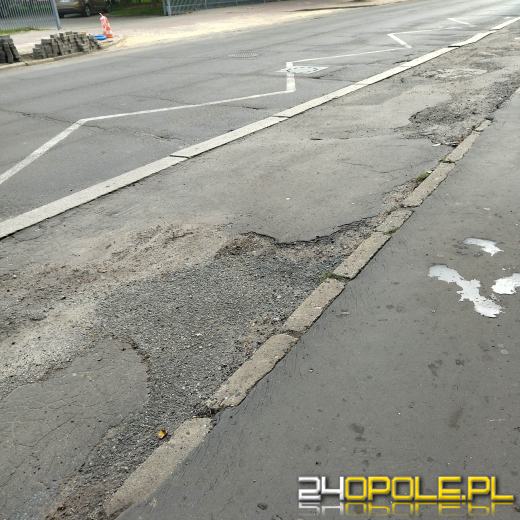 Tragiczny stan chodnika przy przystanku na ulicy Katowickiej