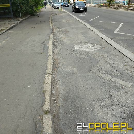 Tragiczny stan chodnika przy przystanku na ulicy Katowickiej