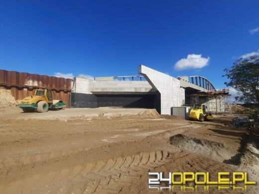 Wiadukt w Dąbrowie - konstrukcja łukowa już zamontowana