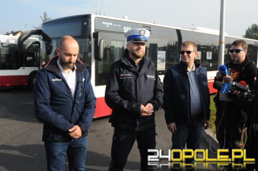 Policjanci prowadzą działania "STOP-BUS"