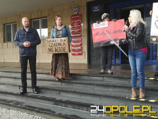 W Dzień Edukacji Narodowej wystawiono "Kartkę do Czarnka"
