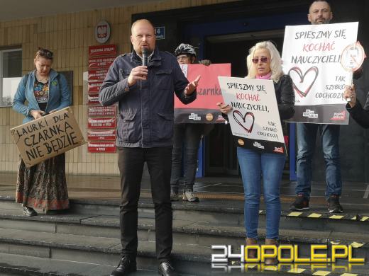 W Dzień Edukacji Narodowej wystawiono "Kartkę do Czarnka"