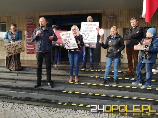 W Dzień Edukacji Narodowej wystawiono "Kartkę do Czarnka"