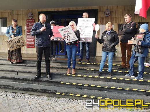 W Dzień Edukacji Narodowej wystawiono "Kartkę do Czarnka"