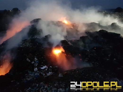 6 zastępów straży pożarnej walczy z pożarem wysypiska w Kielczach