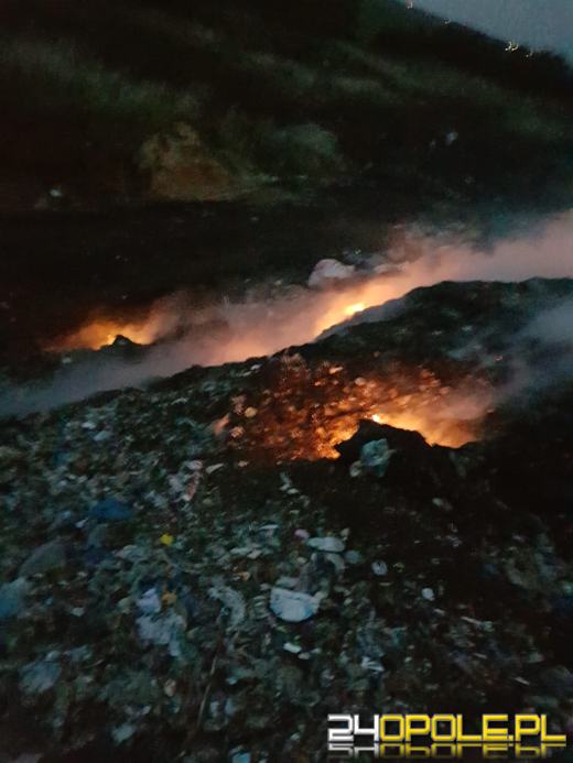 6 zastępów straży pożarnej walczy z pożarem wysypiska w Kielczach
