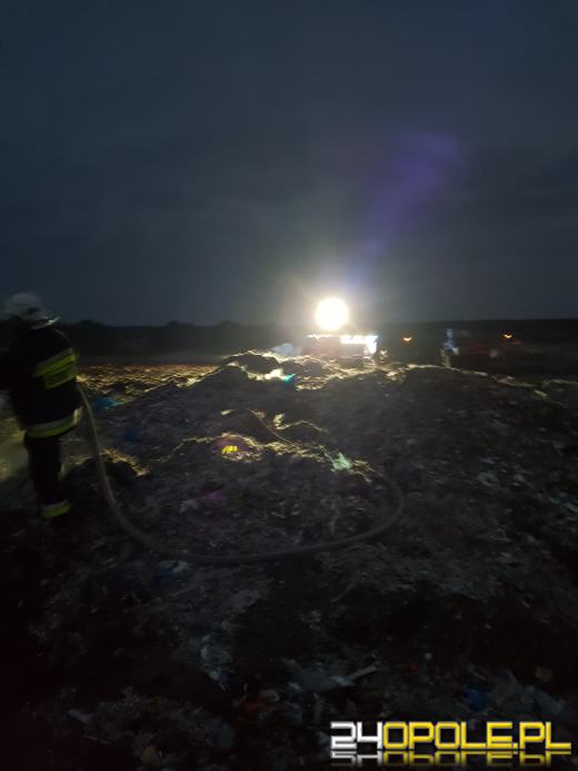 6 zastępów straży pożarnej walczy z pożarem wysypiska w Kielczach