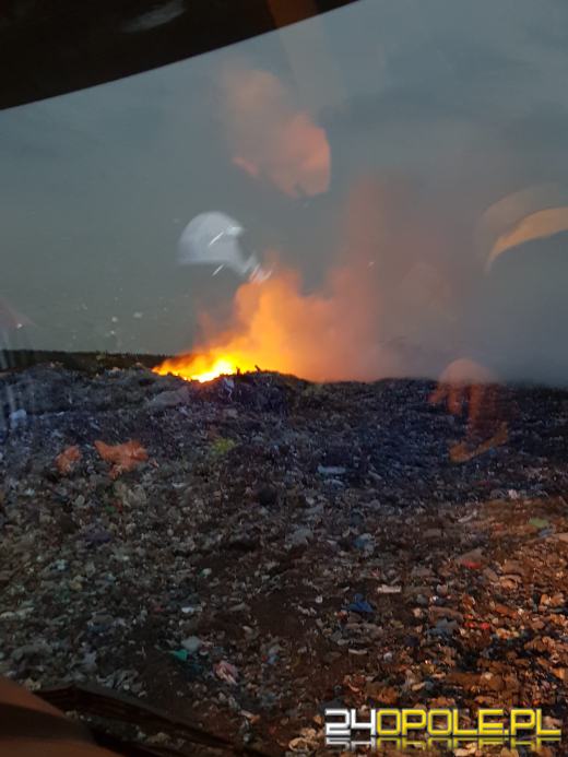 6 zastępów straży pożarnej walczy z pożarem wysypiska w Kielczach