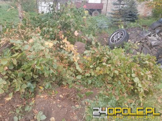 Dachowanie samochodu osobowego w Graczach. Wcześniej kierowca uderzył w drzewo