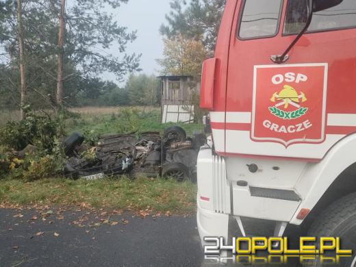 Dachowanie samochodu osobowego w Graczach. Wcześniej kierowca uderzył w drzewo