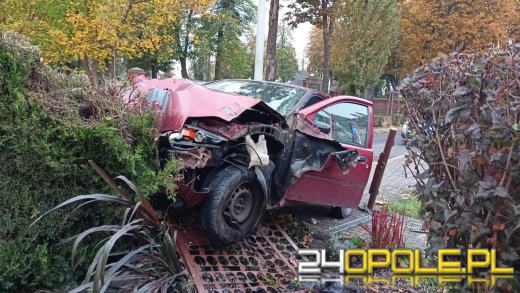 Krapkowice: Samochód wjechał w ogrodzenie posesji. Kierowca nietrzeźwy