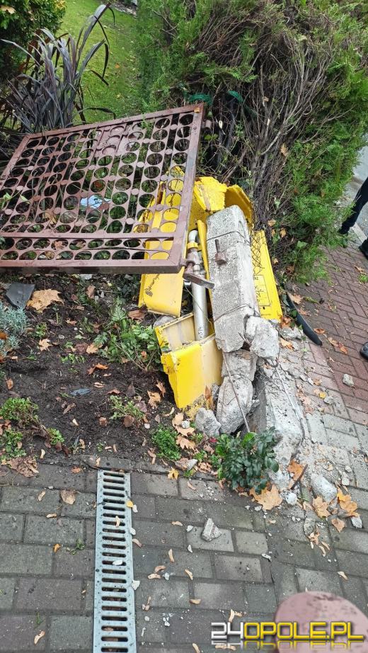Krapkowice: Samochód wjechał w ogrodzenie posesji. Kierowca nietrzeźwy