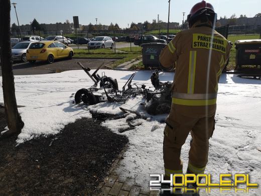 Pojazd nauki jazdy spłonął doszczętnie na ulicy Chełmskiej w Opolu