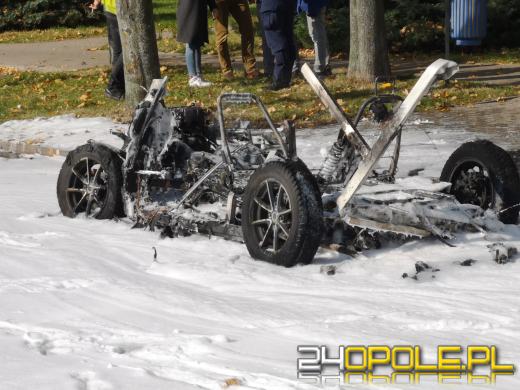 Pojazd nauki jazdy spłonął doszczętnie na ulicy Chełmskiej w Opolu