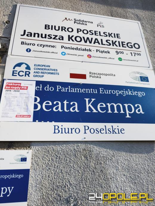 Faktury na drzwiach opolskich biur poselskich polityków Zjednoczonej Prawicy
