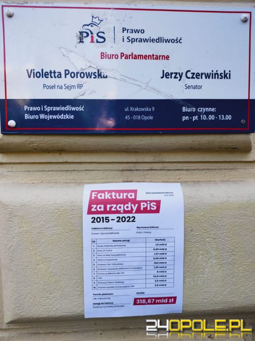 Faktury na drzwiach opolskich biur poselskich polityków Zjednoczonej Prawicy