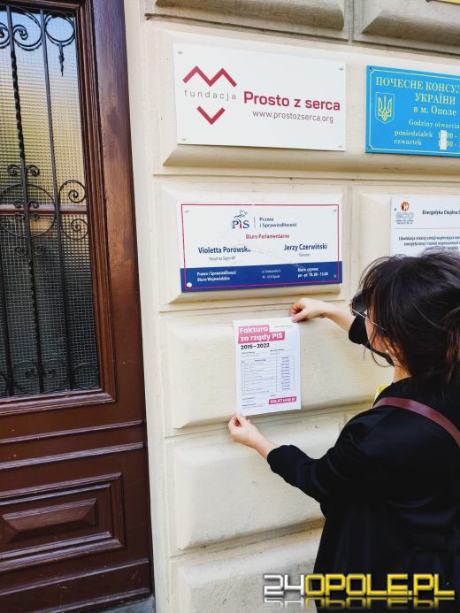 Faktury na drzwiach opolskich biur poselskich polityków Zjednoczonej Prawicy