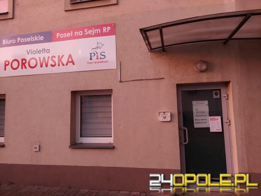 Faktury na drzwiach opolskich biur poselskich polityków Zjednoczonej Prawicy