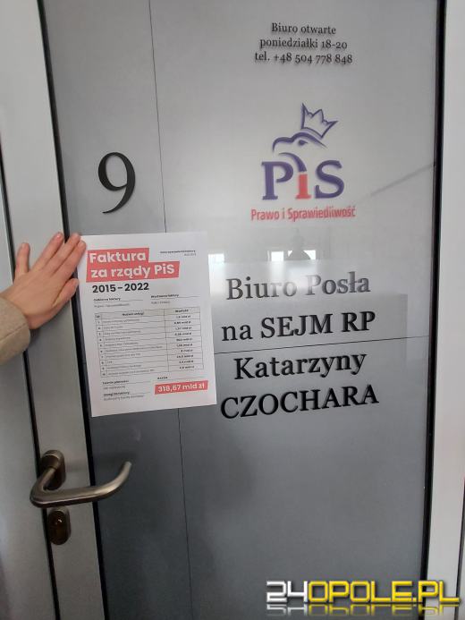 Faktury na drzwiach opolskich biur poselskich polityków Zjednoczonej Prawicy