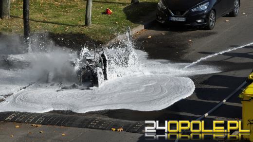 Pojazd nauki jazdy spłonął doszczętnie na ulicy Chełmskiej w Opolu