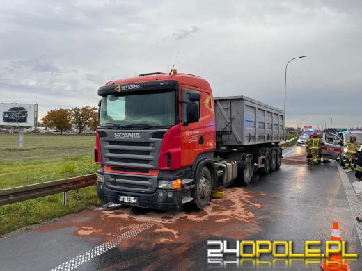 Zderzenie samochodu ciężarowego i osobowych na obwodnicy Opola