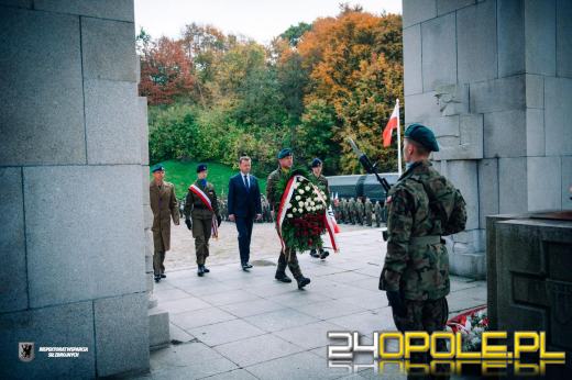 Ślubowanie uczniów klas mundurowych w obecności ministra Mariusza Błaszczaka.