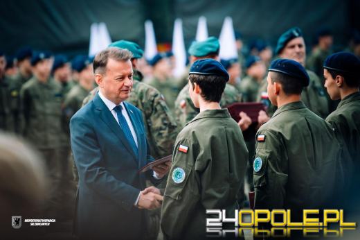 Ślubowanie uczniów klas mundurowych w obecności ministra Mariusza Błaszczaka.