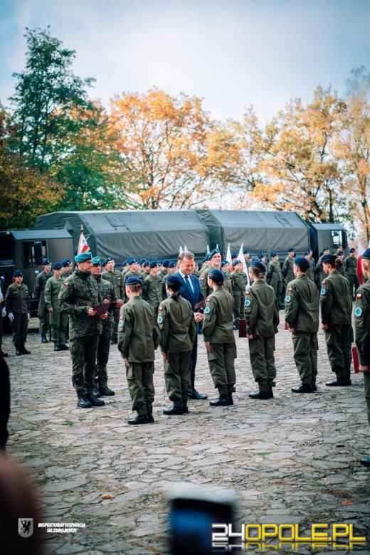Ślubowanie uczniów klas mundurowych w obecności ministra Mariusza Błaszczaka.