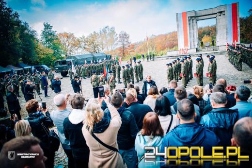 Ślubowanie uczniów klas mundurowych w obecności ministra Mariusza Błaszczaka.