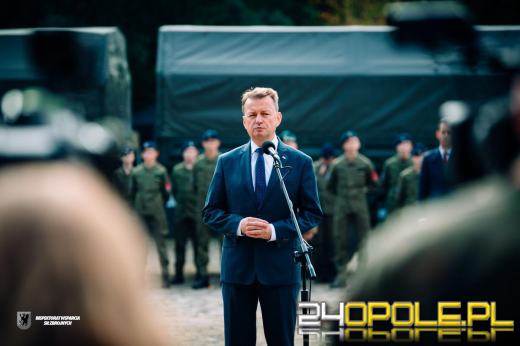 Ślubowanie uczniów klas mundurowych w obecności ministra Mariusza Błaszczaka.