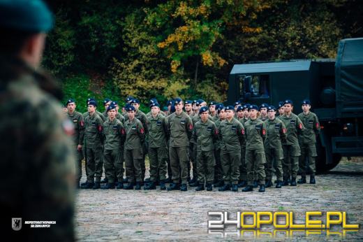 Ślubowanie uczniów klas mundurowych w obecności ministra Mariusza Błaszczaka.