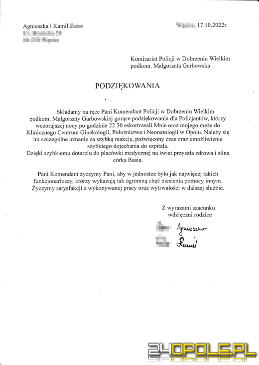 Policjanci eskortowali ciężarną kobietę do szpitala