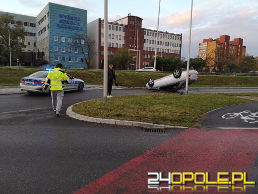 Dachowanie pojazdu koło Centrum Usług Publicznych w Opolu