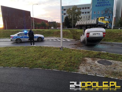 Dachowanie pojazdu koło Centrum Usług Publicznych w Opolu