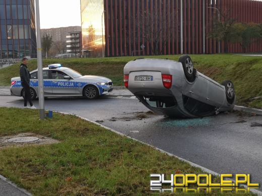 Dachowanie pojazdu koło Centrum Usług Publicznych w Opolu