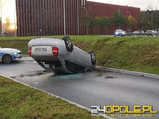 Dachowanie pojazdu koło Centrum Usług Publicznych w Opolu
