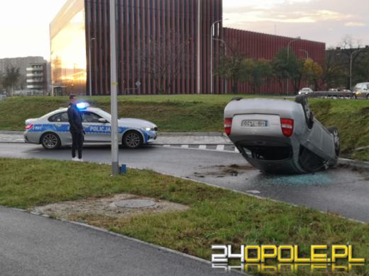 Dachowanie pojazdu koło Centrum Usług Publicznych w Opolu