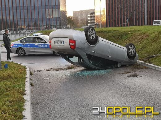 Dachowanie pojazdu koło Centrum Usług Publicznych w Opolu