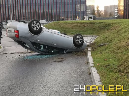 Dachowanie pojazdu koło Centrum Usług Publicznych w Opolu