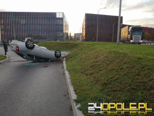 Dachowanie pojazdu koło Centrum Usług Publicznych w Opolu