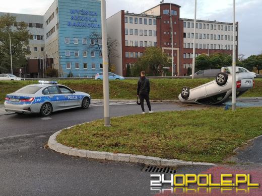 Dachowanie pojazdu koło Centrum Usług Publicznych w Opolu
