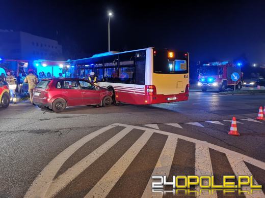 Zderzenie autobusu z osobówką na skrzyżowaniu w Opolu 