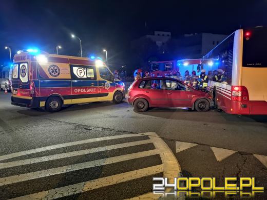 Zderzenie autobusu z osobówką na skrzyżowaniu w Opolu 